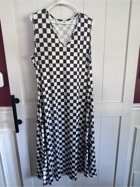 Sleeveless V-Neck Black and White Checkered Maxi Dress